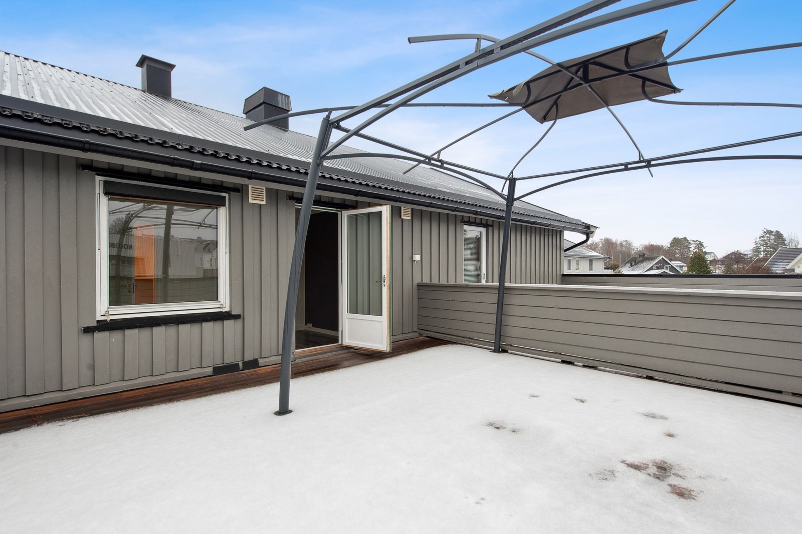 Stor og solrik takterrasse. Galleribilde