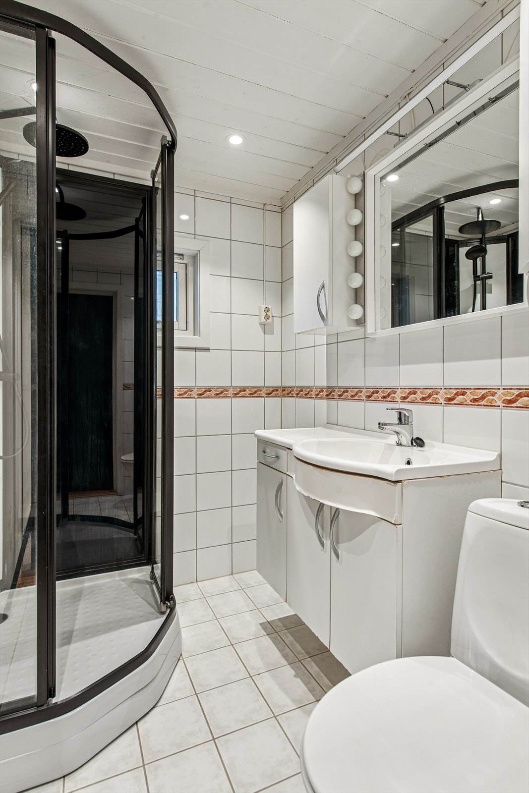 Flislagt bad med gulvvarme. Galleribilde