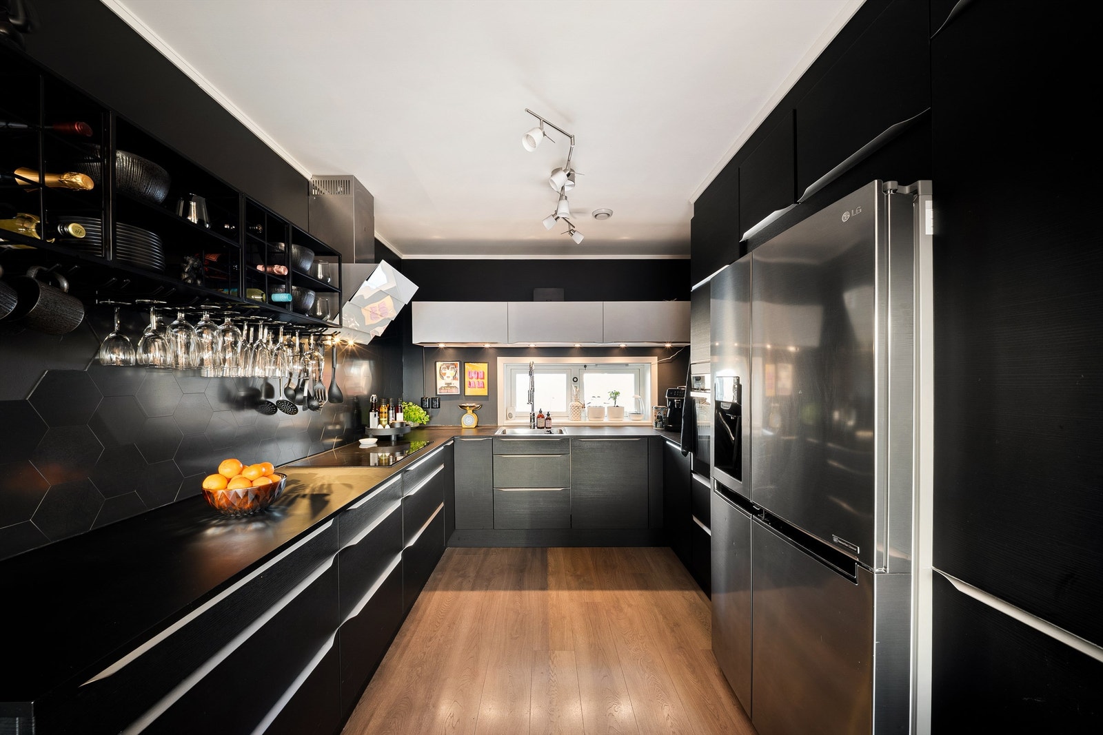 Kjøkkeninnredningen er en stilsikker løsning fra Norema i sort profil. Sluk og vannlås til kjøkkenvasken ble skiftet ut i 2025. Galleribilde