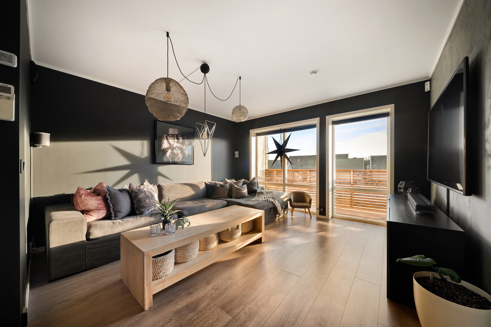 Grøntareal foran og lang avstand til motstående bebyggelse gir lite innsyn til stuen. Galleribilde