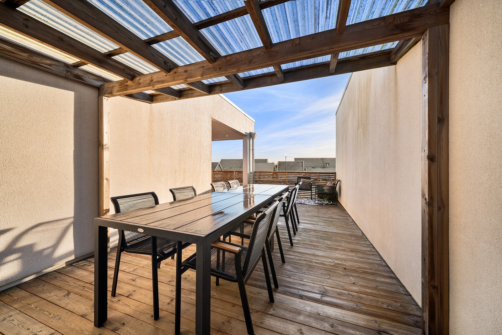 Pergola med takplater gjør det mulig å sitte ute selv om sommerværet ikke er på sitt aller beste. Galleribilde