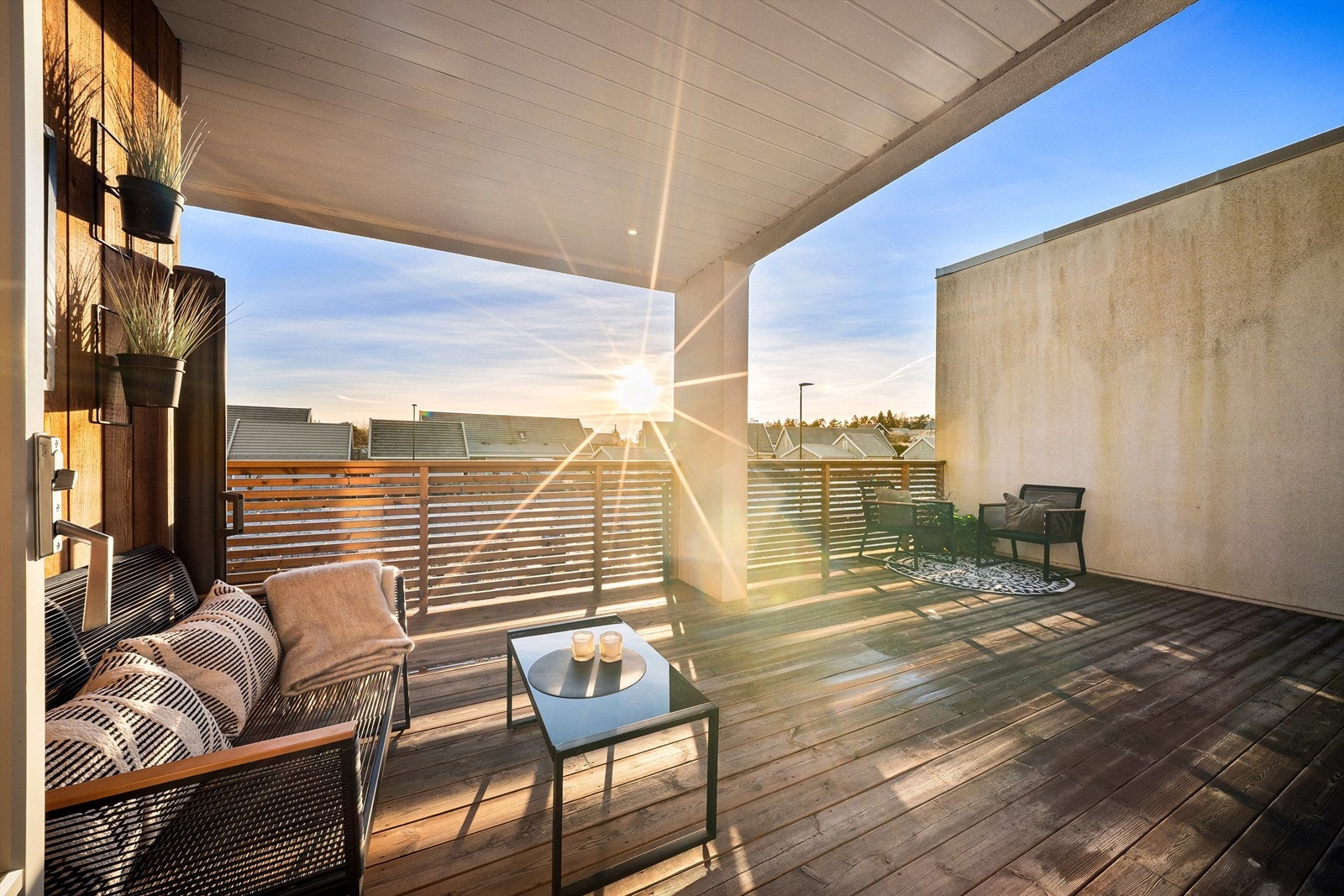 I tillegg til lettstelt hage består utearealene av en nesten 50 kvm. stor altan. Sameiets fasader vil bli rengjort våren 2026. Fotograf; Kristoffer Kristiansen. Galleribilde