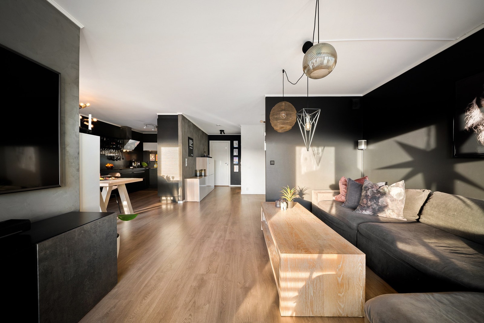 Store vinduer fyller stuen med sol og gir gode lysforhold dagen gjennom. Galleribilde