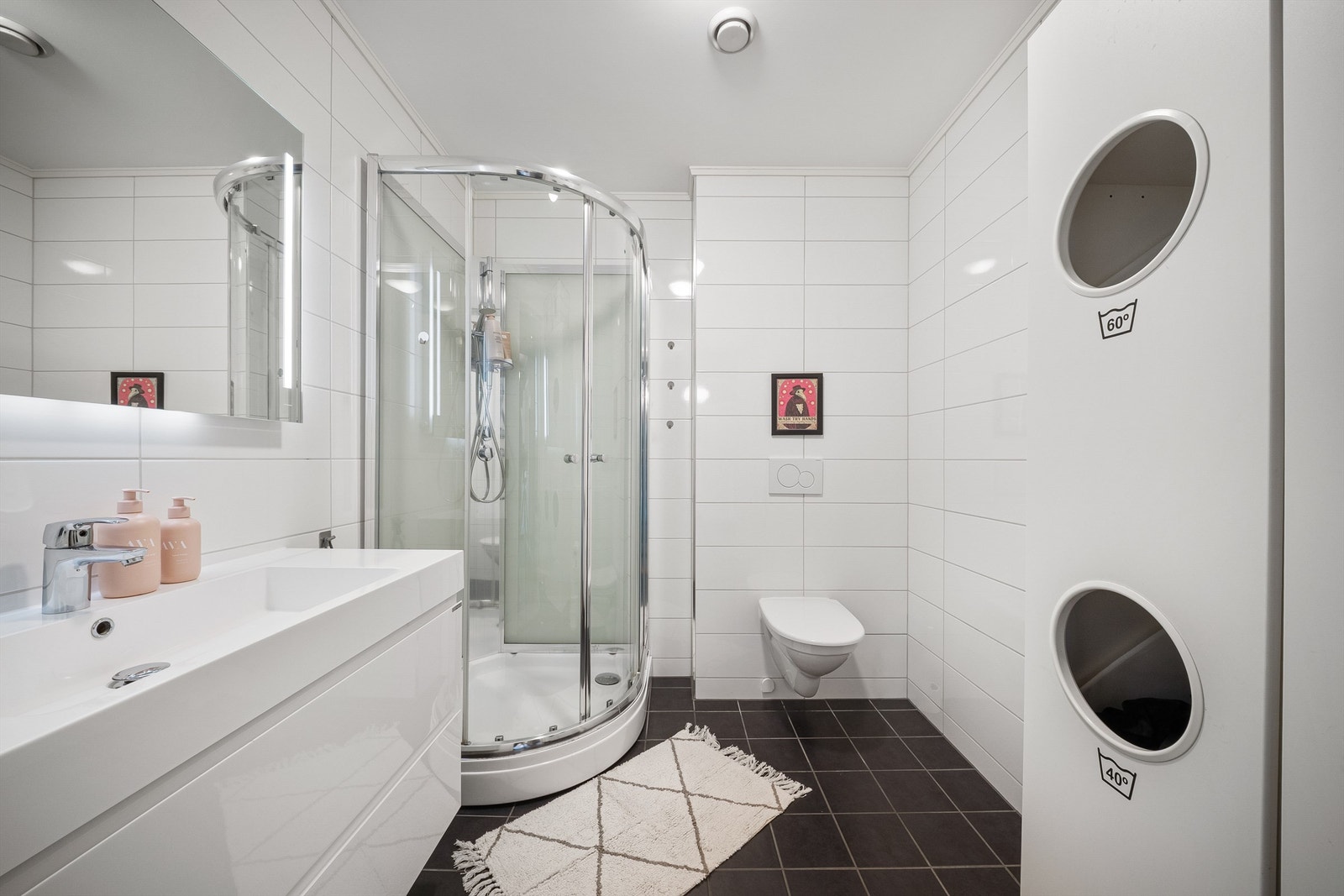 Dusjkabinett i første etasje kombinert med et barnevennlig badekar i andre gir valgfrihet i hverdagen. Galleribilde