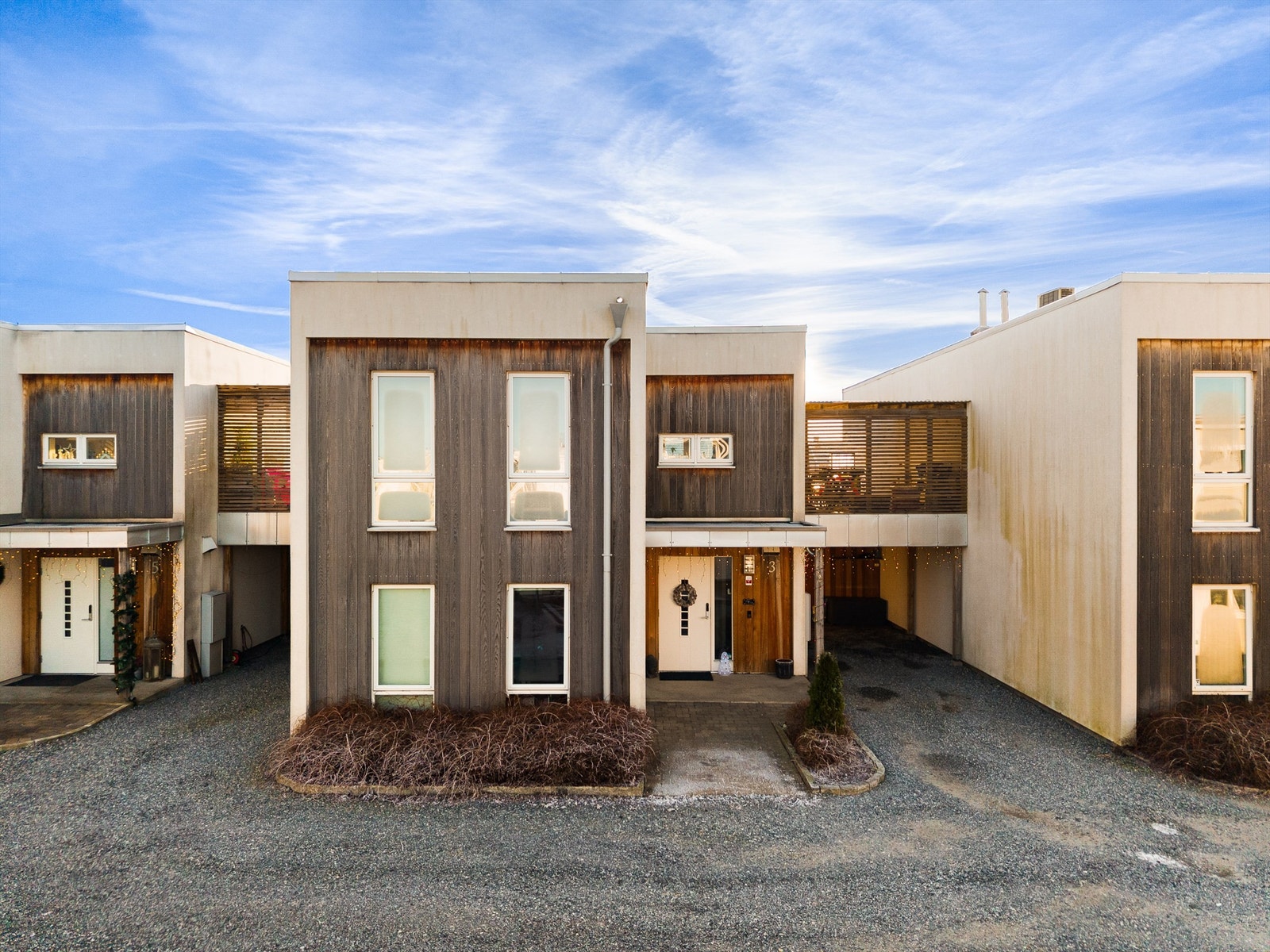 I carporten ble både sensorlys og lader til EL-bil montert i 2025. Det er oppstillingsplass for én bil også foran carporten. Galleribilde