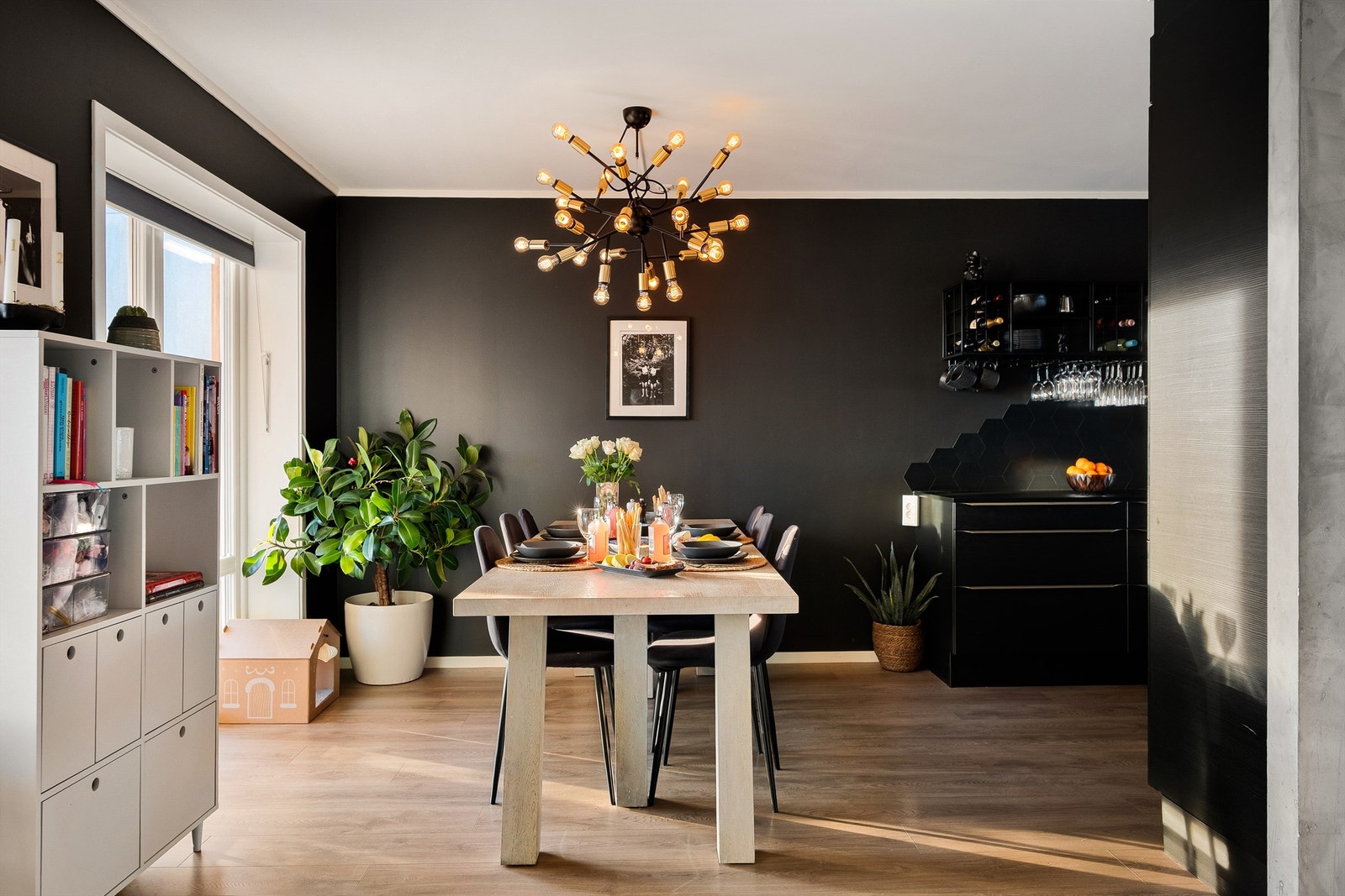 Plisségardiner er montert i alle stuens vinduer. Galleribilde