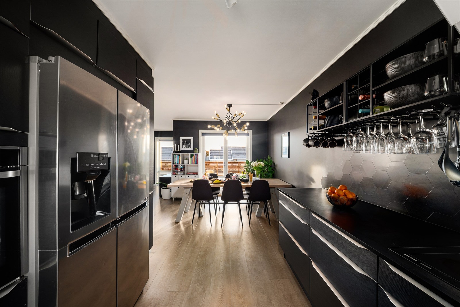 Alle hvitevarer på kjøkkenet medfølger. Isbit-maskin i frittstående kombiskap er defekt. Galleribilde