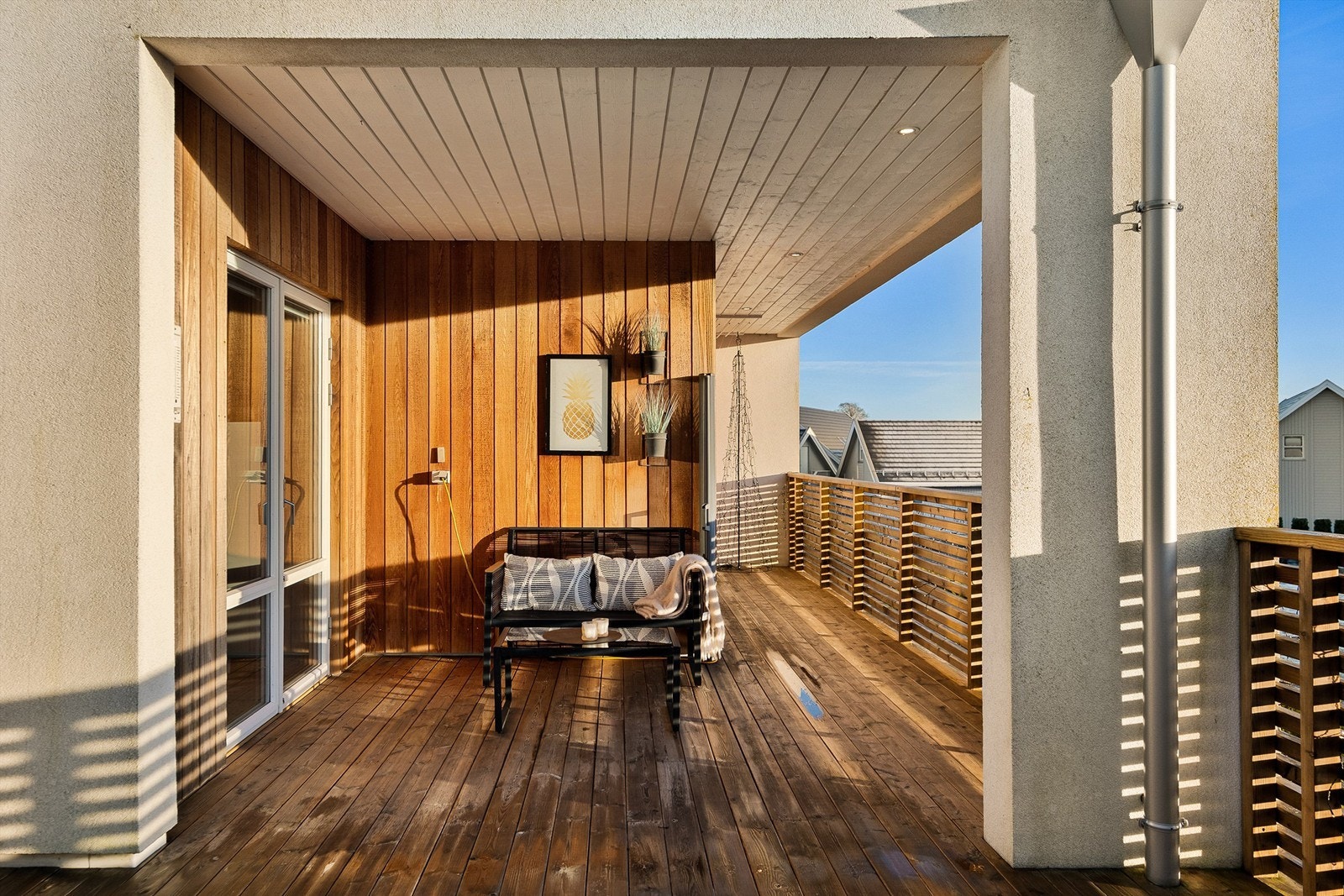 Sommerstid er store deler av altanen solfylt midt på dagen. Galleribilde