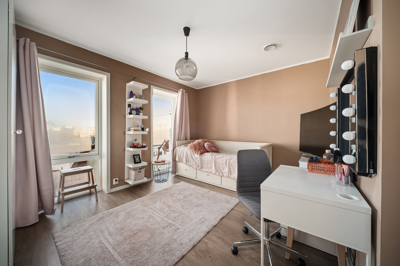 Tre av boligens fire soverom er på hele 13 kvm., deriblant dette i andre etasje. De øvrige er samlet i første etasje. Galleribilde