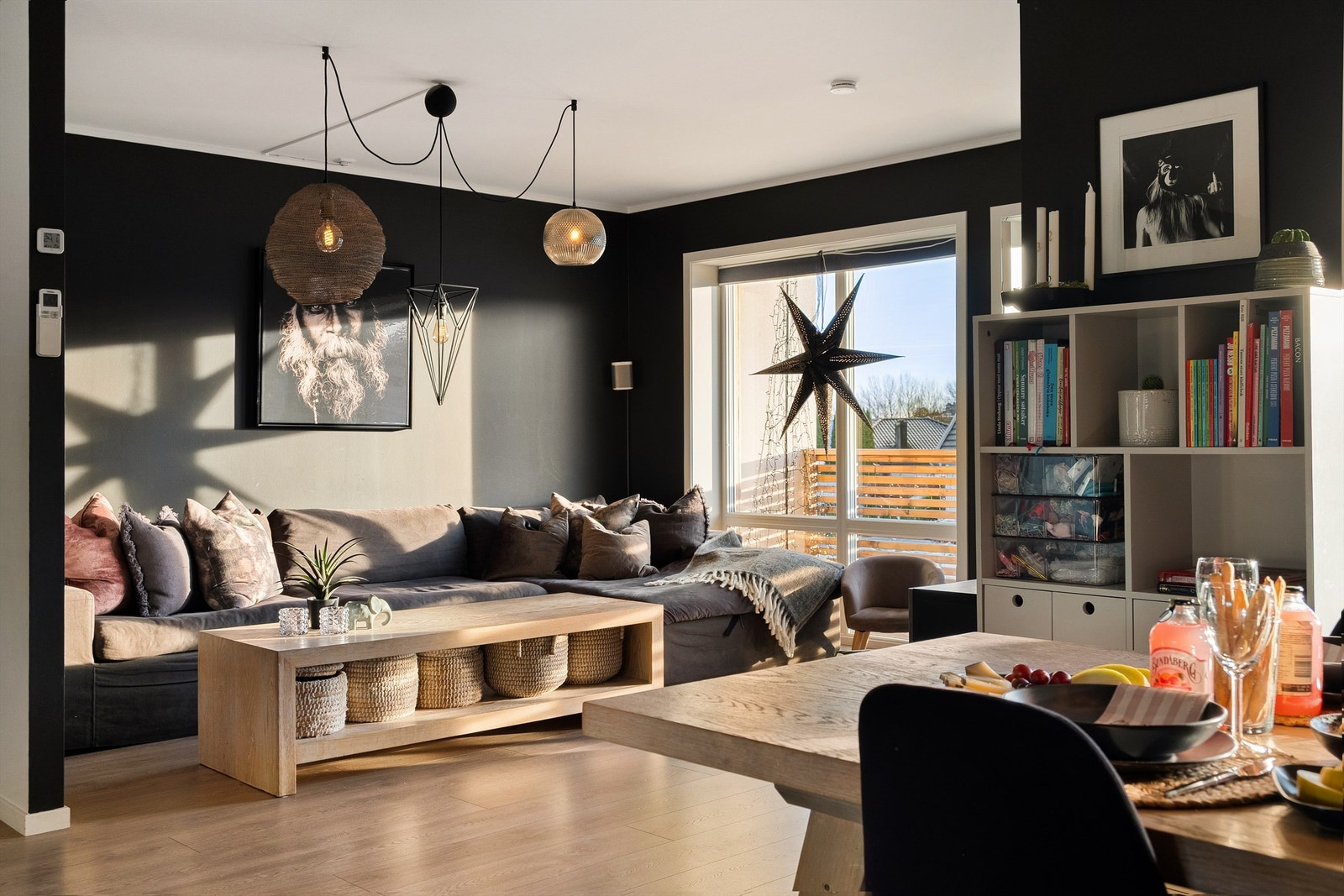 Boligen ble oppført med god standard for byggeåret. Overflater, faste innredninger og installasjoner er i dag velholdt. Galleribilde