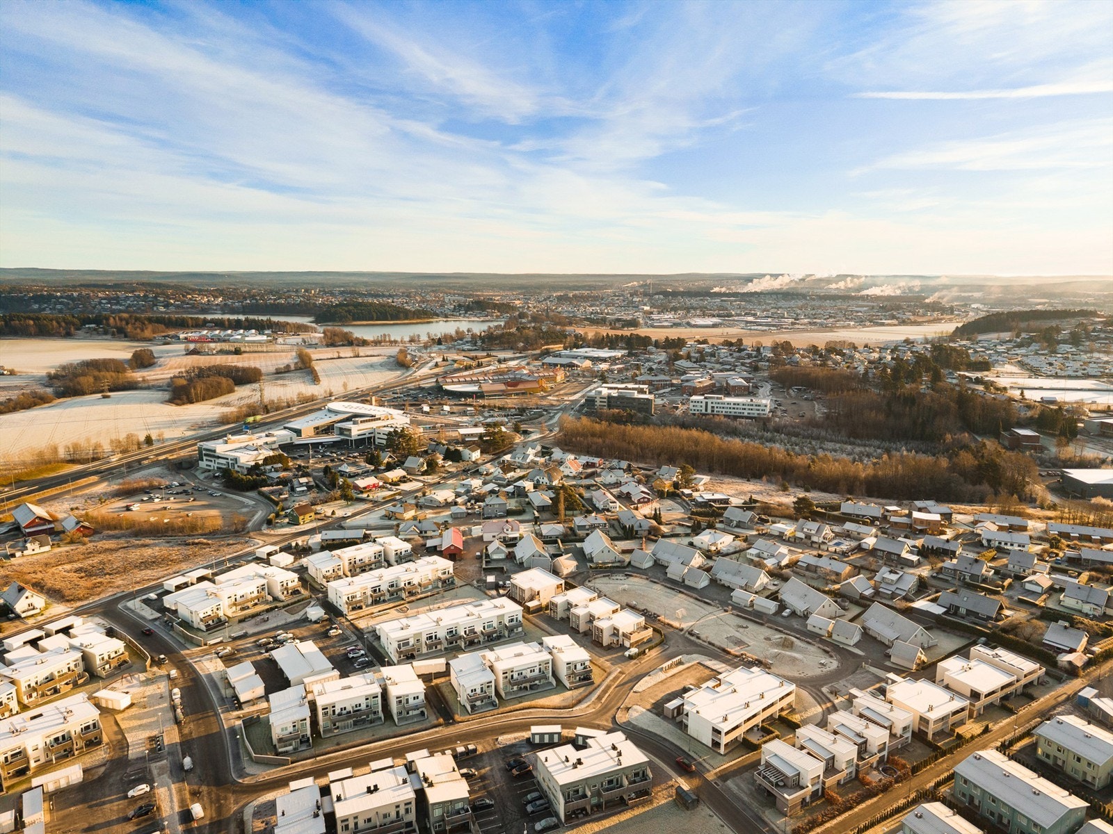 Nabolaget på denne delen av Bjørnstad er ungt og familievennlig med fine grøntarealer blant bebyggelsen. Galleribilde