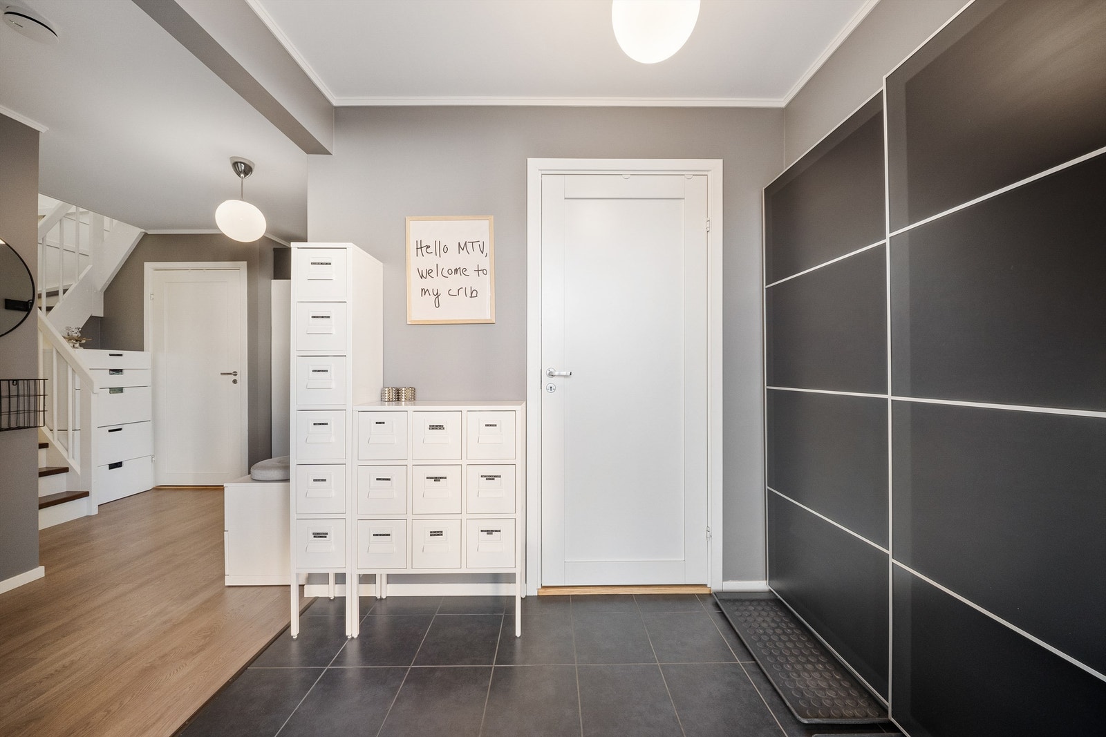 Vaskerommet er praktisk plassert ved entreen. Galleribilde