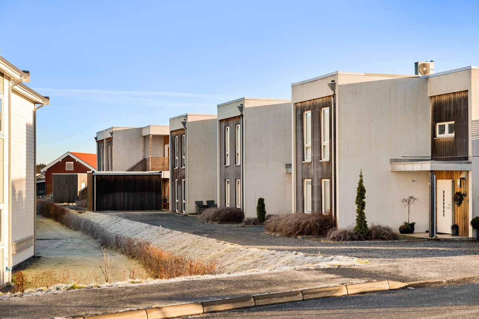 Gaten foran inngangspartiene har ingen gjennomgangstrafikk. Galleribilde