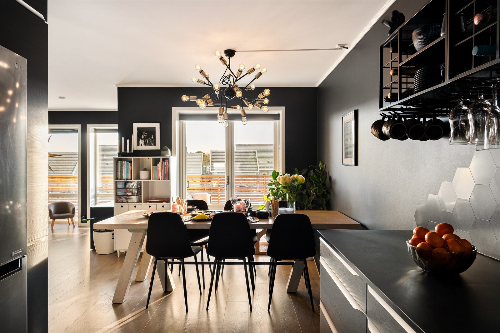 Dør til altanen rett foran kjøkkenet gjør det meget enkelt å ta med måltidene utendørs. Galleribilde