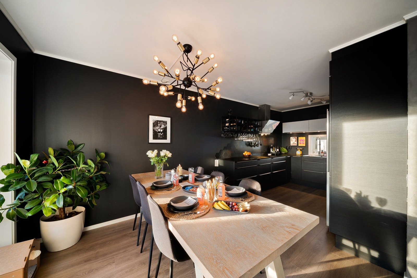 Plass til spisebord foran kjøkkenet er praktisk i hverdagen og ikke minst sosialt om middagsgjester er på besøk. Galleribilde