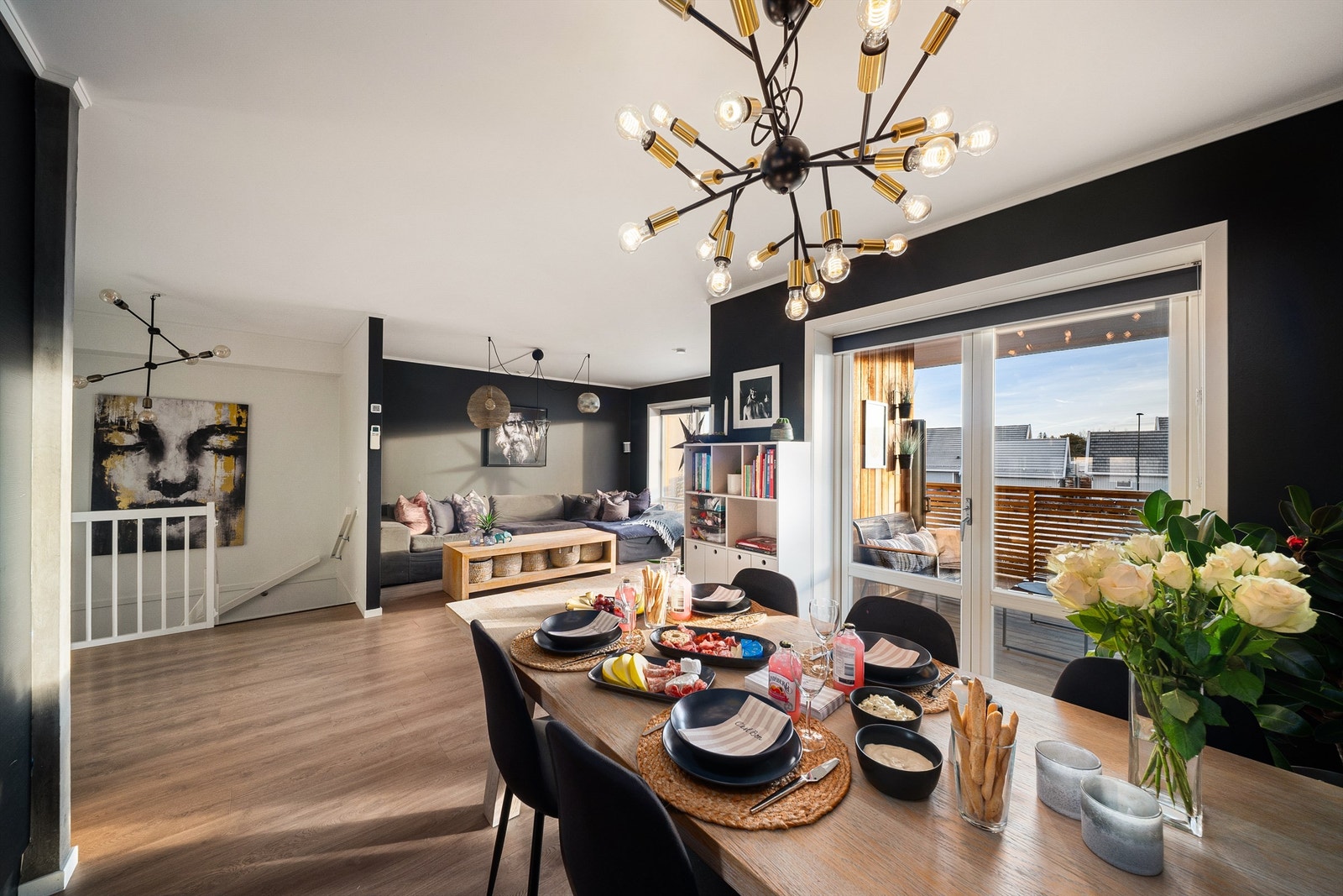 I andre etasje er stuen og kjøkkenet sømløst knyttet sammen i en stor sosial sone. Galleribilde