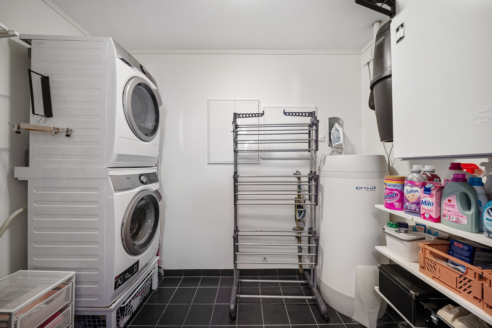De arealkrevende hvitevarene vaskemaskin og tørketrommel har dedikert plass i teknisk rom fremfor på badene. Galleribilde