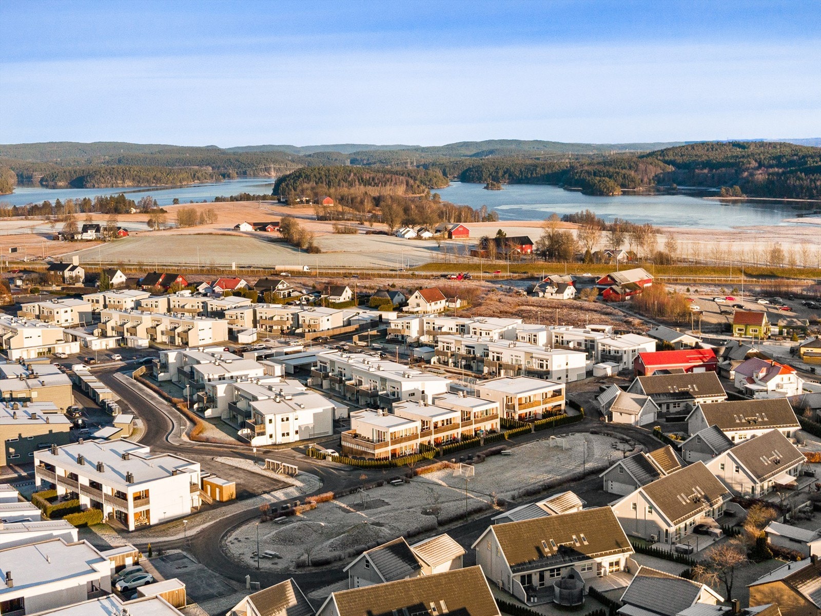 Turmuligheter er lett tilgjengelig i nærområdet, bademuligheter er det i Tunevannet som i tillegg har skøyteis når forholdene tillater. Galleribilde