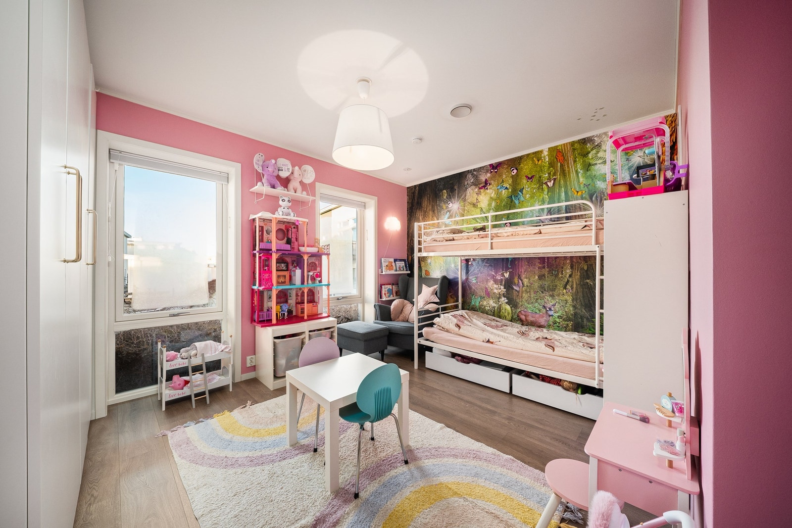 Tre soverom på 13 kvm. gir både fleksibilitet og frihet til å velge hvilket som skal utgjør hovedsoverommet. Galleribilde