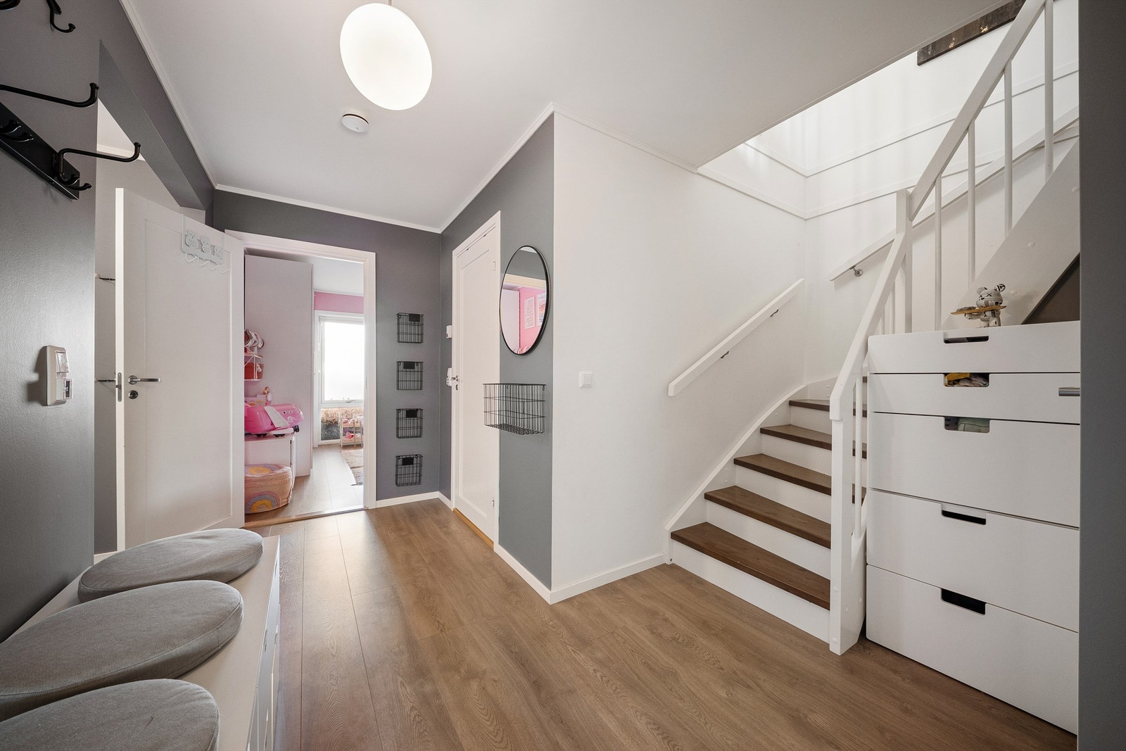 I første etasje er det gulvvarme i samtlige rom. Badet er lett tilgjengelig fra gangen mellom soverommene. Galleribilde