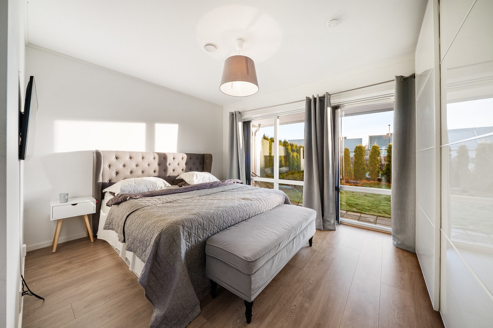 Med generøse 13 kvm. og utgang til plattingen kan dette soverommet også fungere ypperlig som TV-stue. Galleribilde