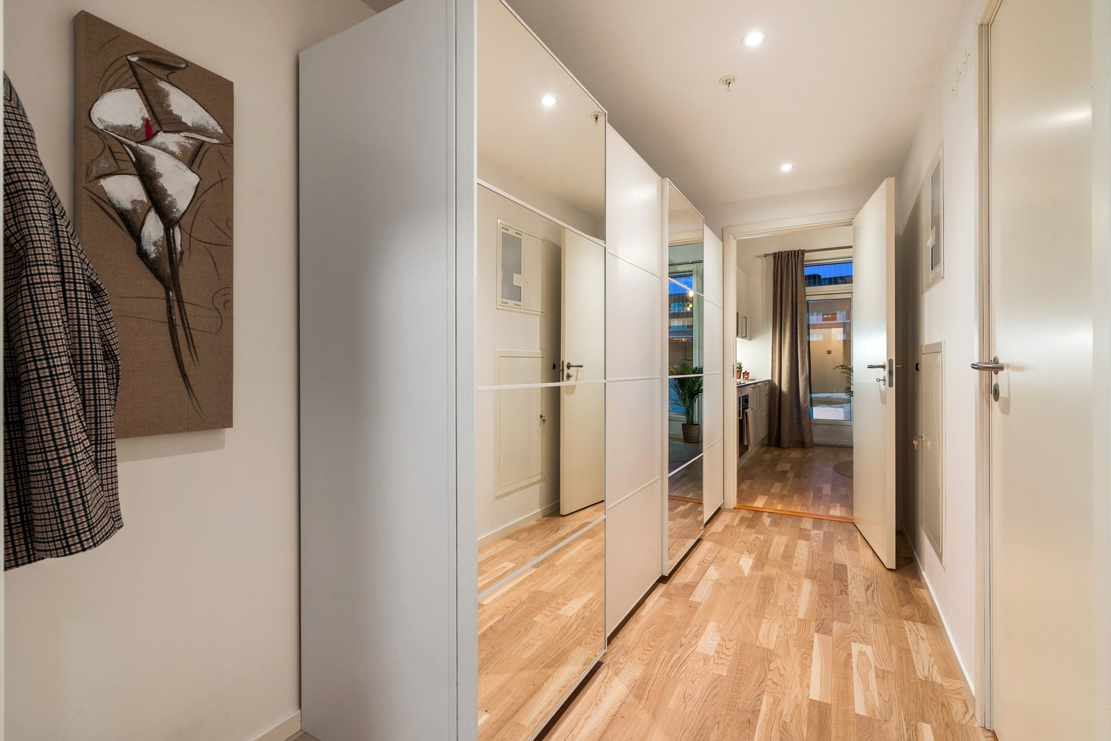 Romslig entré med en fin garderobeløsning Galleribilde