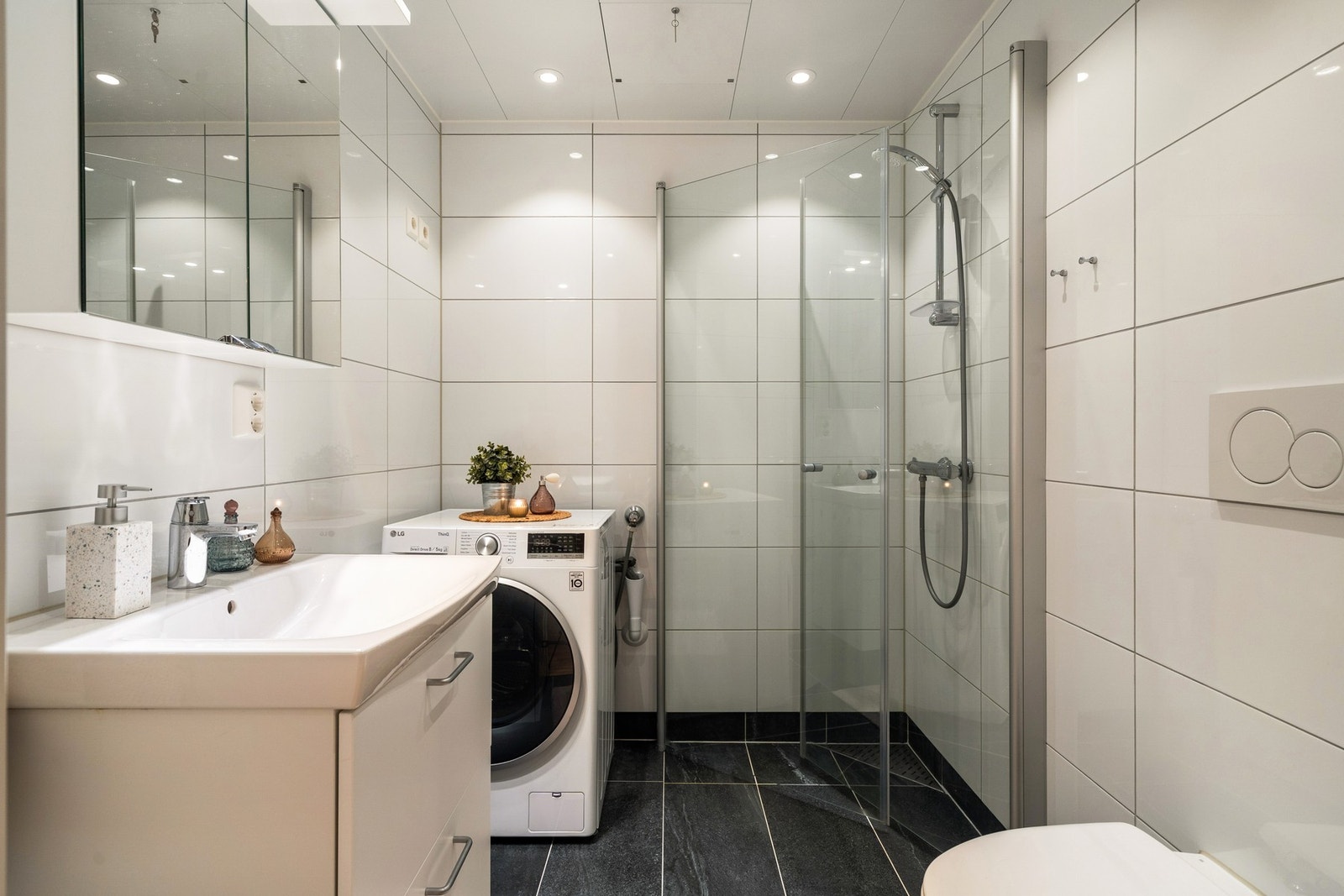 Badet er komplett flislagt. Galleribilde