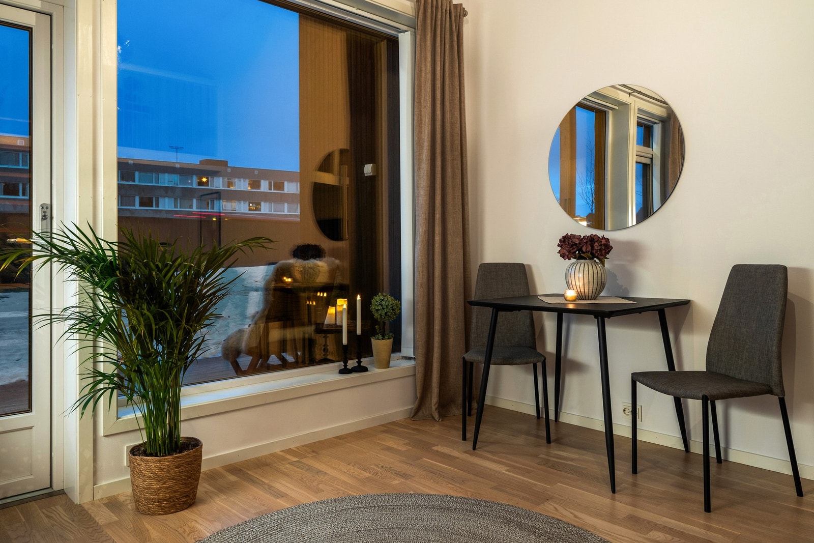 Leiligheten er smart innredet, og har plass til både spisebord, Galleribilde