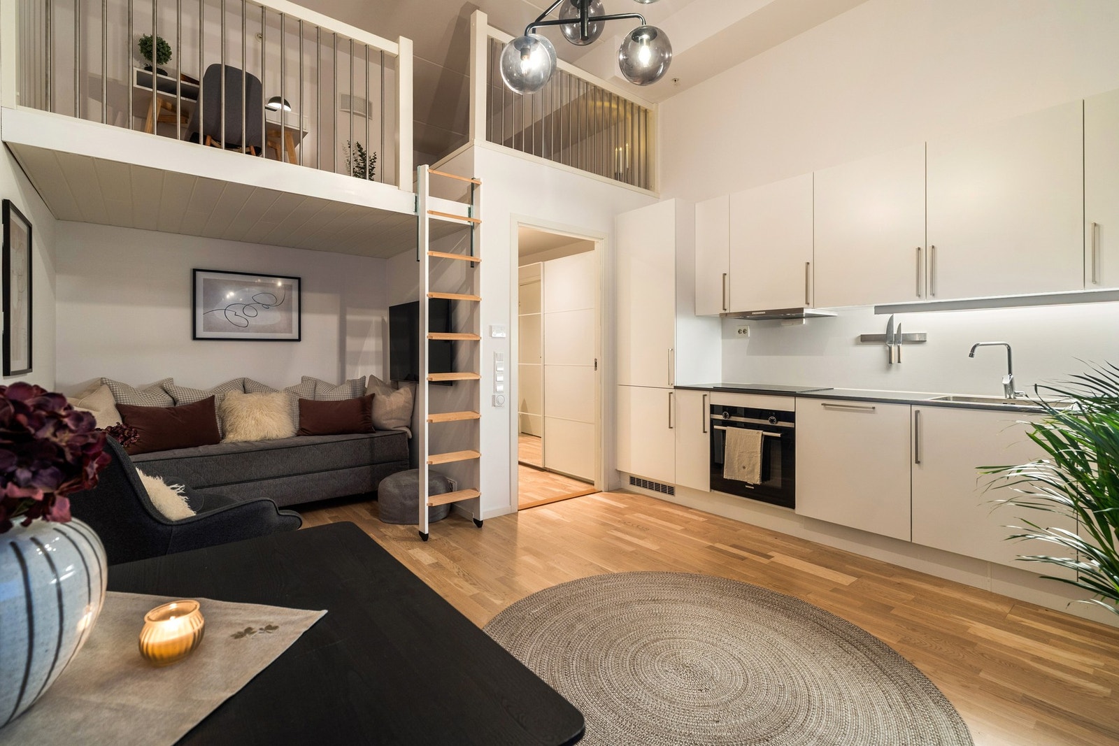 Den gode takhøyde gir rommet et luftig preg. Galleribilde