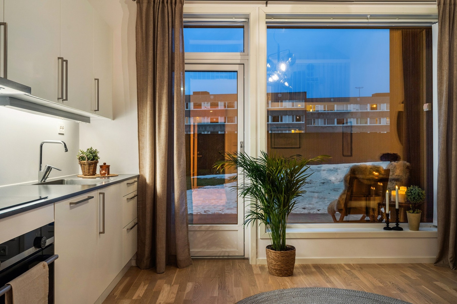 Fra kjøkkenet er det utgang til terrassen. Galleribilde