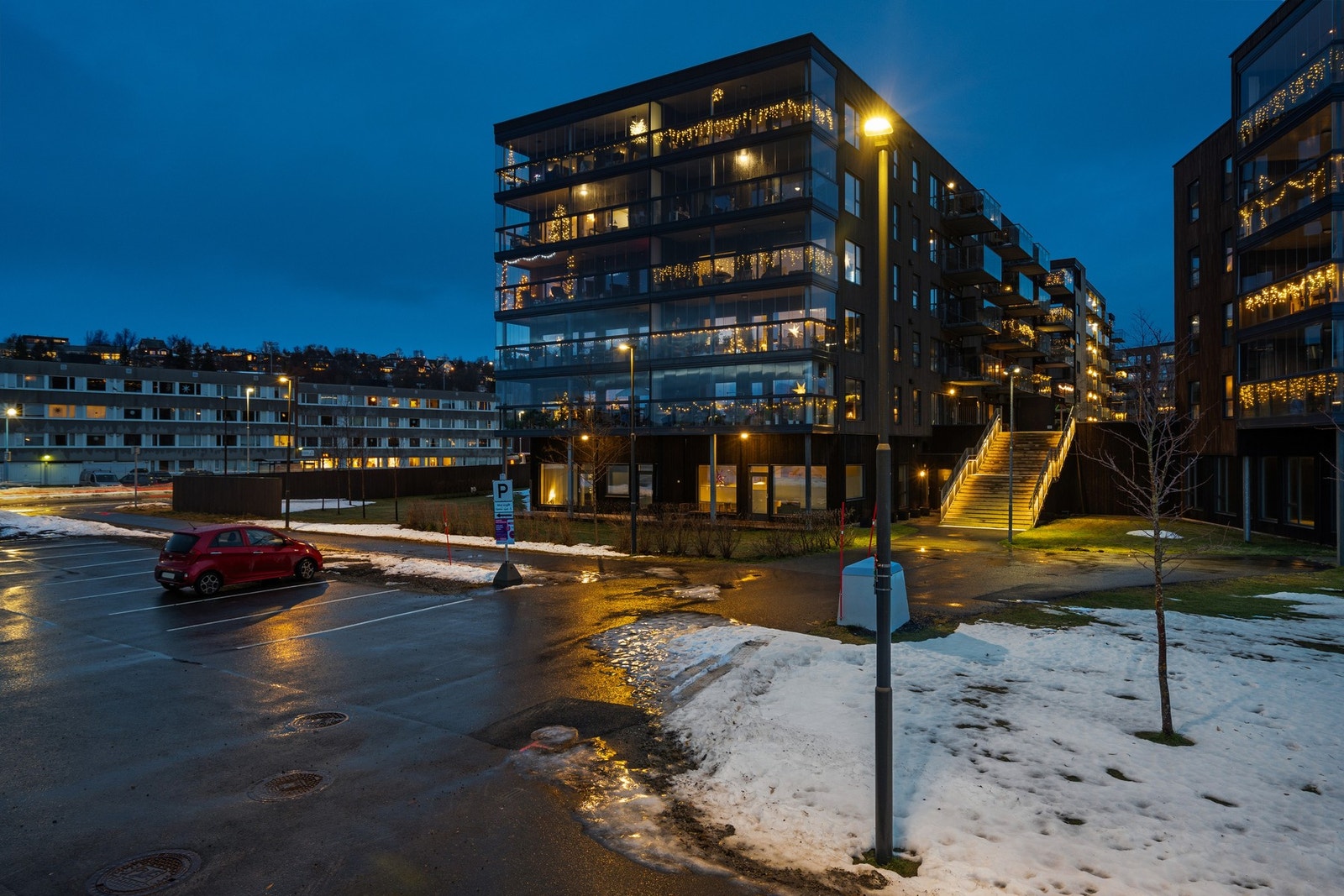 Bjerkaker Sjøpark ligger ved sjøen. Det er kort avstand til skole, barnehage, dagligvarebutikk, treningssenter og bussholdeplass. Galleribilde