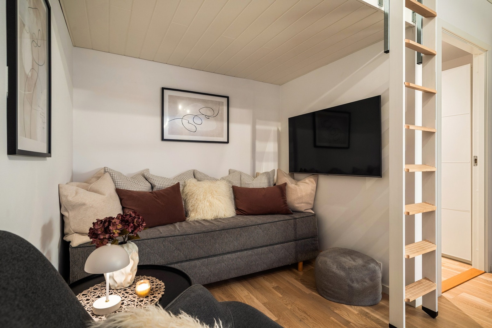 Leiligheten har en arealeffektiv planløsning, god takhøyde og en spennende hems. Galleribilde