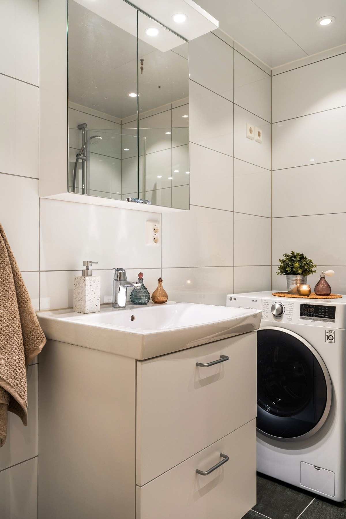 Klassisk innredning med nedfelt servant, dusjnisje med innfellbare dører og WC. Galleribilde