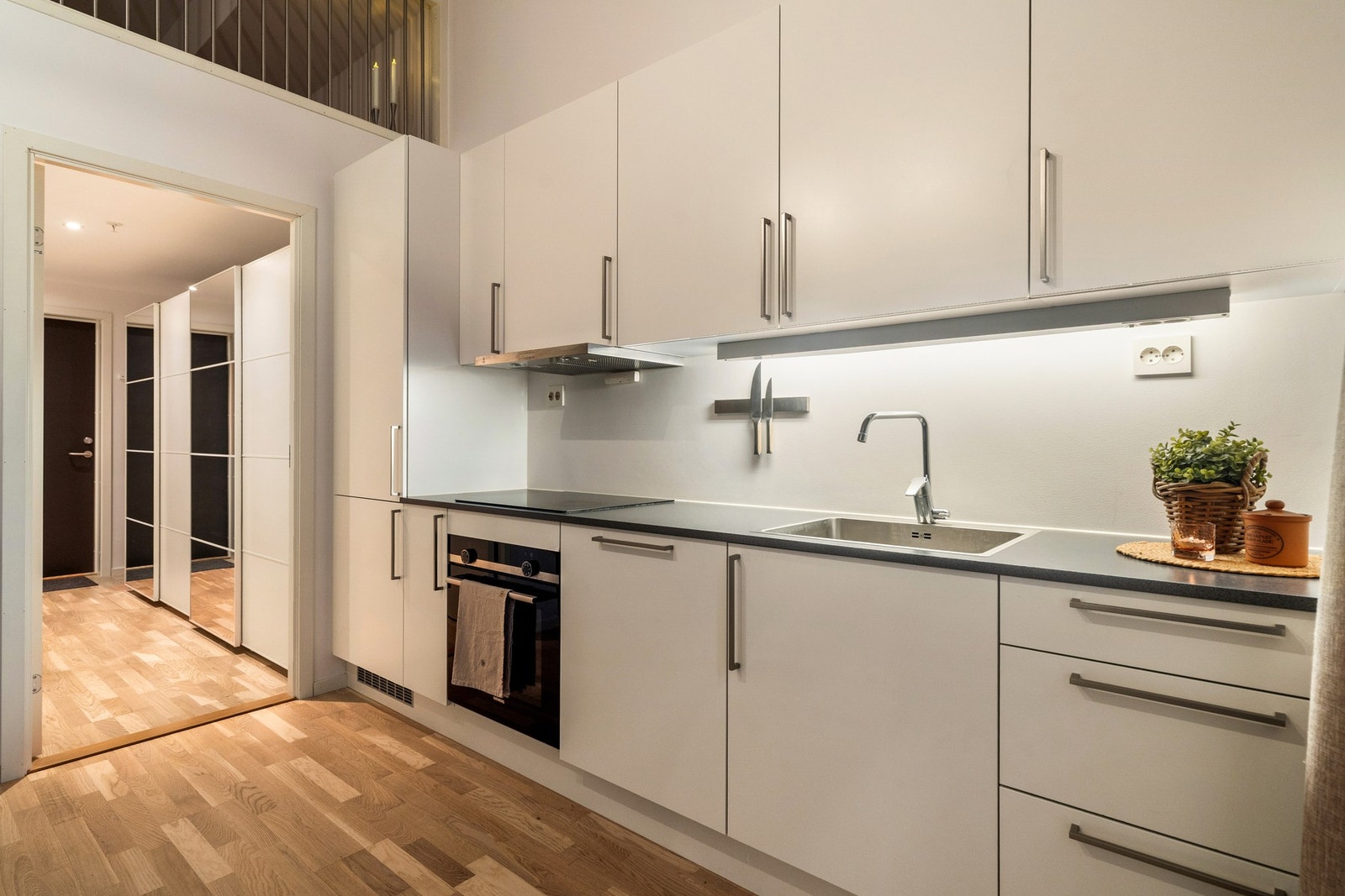 Innholdsrikt kjøkken med god skap- og benkeplass. Galleribilde