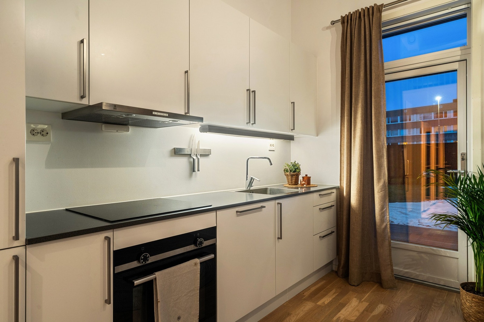 Innredningen er tidløs med lyse, glatte fronter. Galleribilde