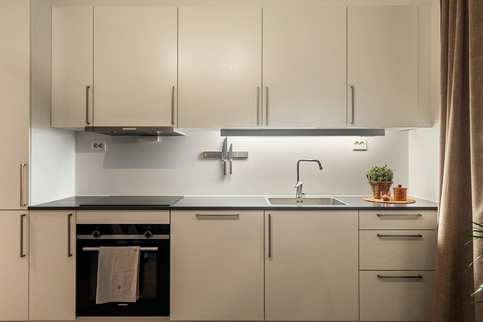 Det medfølger integrerte hvitevarer som koketopp, steikeovn, kjøl/frys og oppvaskmaskin. Galleribilde