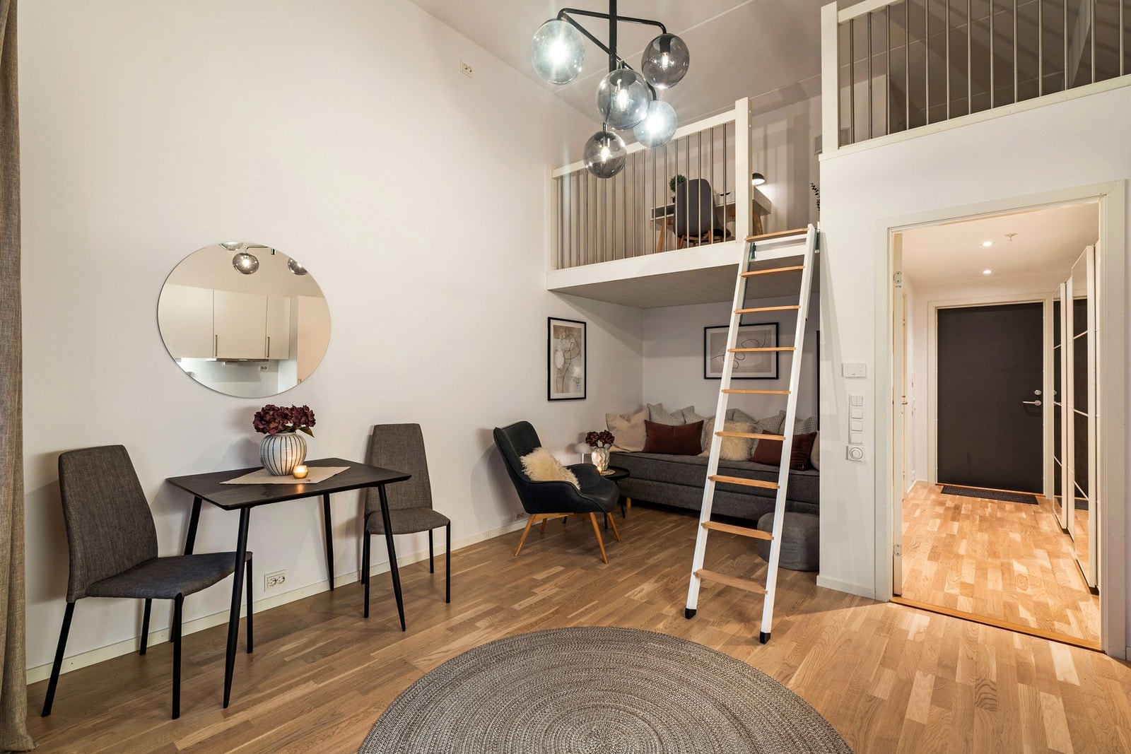 Åpen stue/kjøkken løsning med naturlig plass til spisebord! Galleribilde