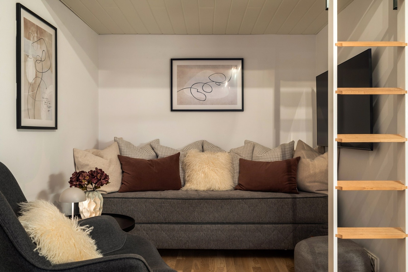 ....og sofa. Galleribilde