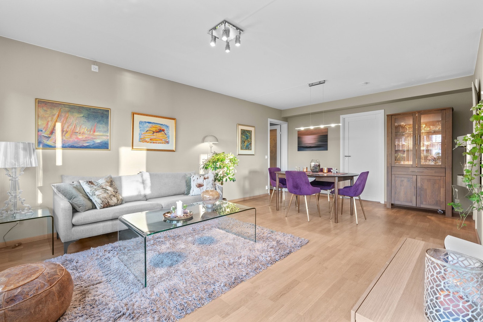 Lys og romslig stue med god plass til både sofagruppe og spisebord. Galleribilde