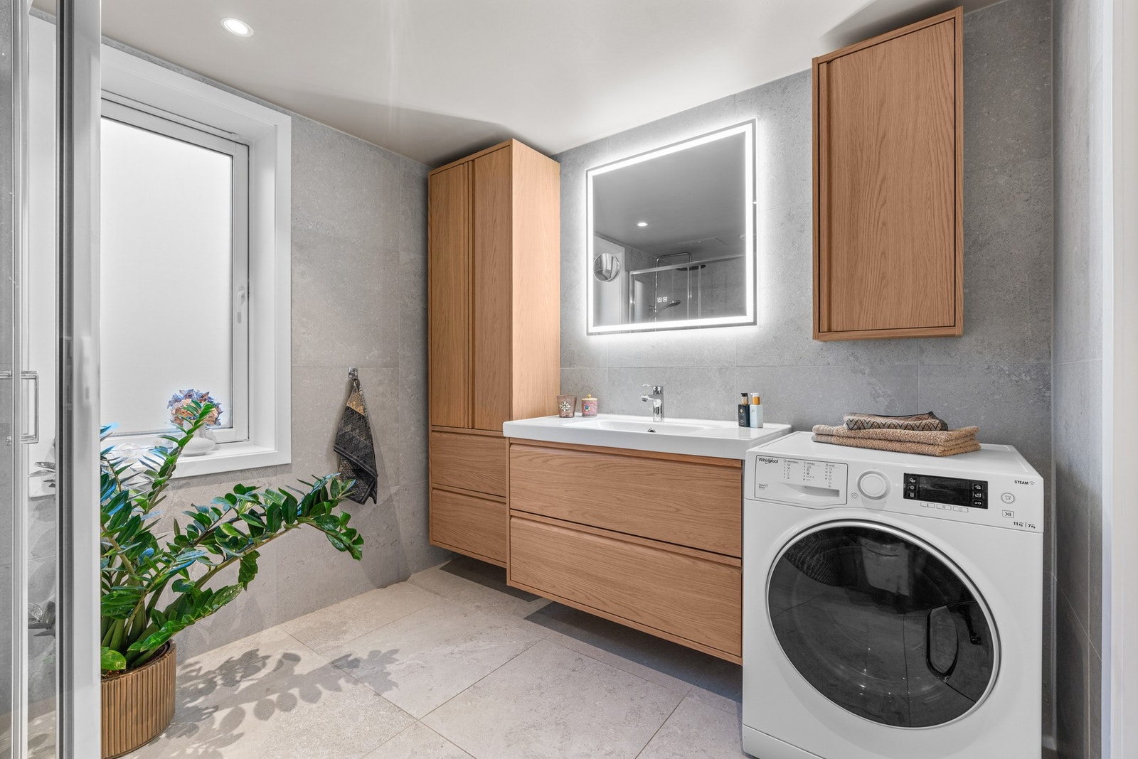 Pent og tidsriktig bad med nye flislagte gulv og vegger. Galleribilde