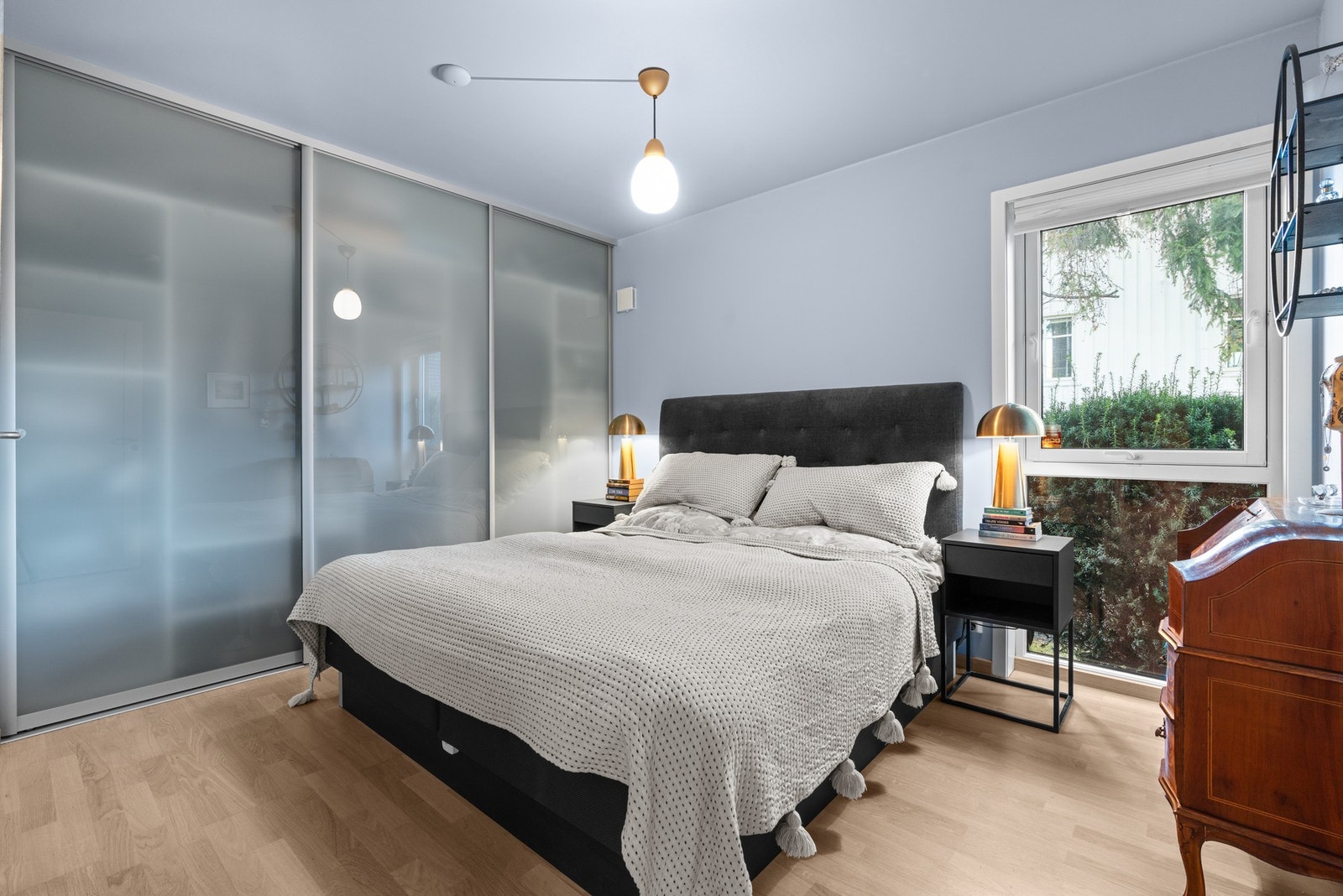 Hovedsoverom av god størrelse med pene duse farger i tak og på vegger. Galleribilde