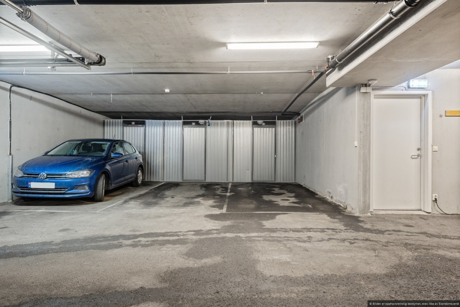 Parkeringsplass i felles garasjekjeller, det har blitt montert lader. Galleribilde