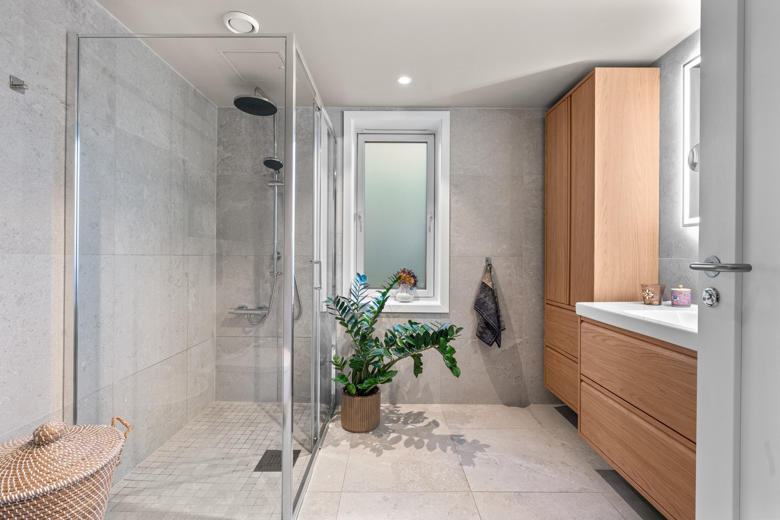 Elektriske varmekabler i gulvet med ny termostat. Galleribilde