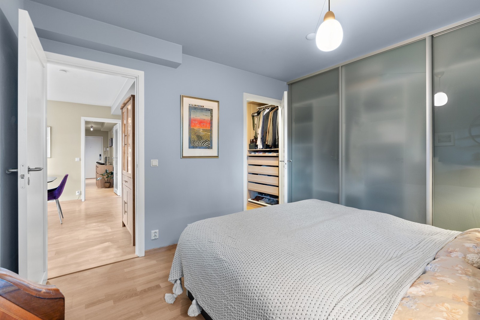 Både skyvedørsgarderobe og tilgang til walk-in closet/bod. Galleribilde