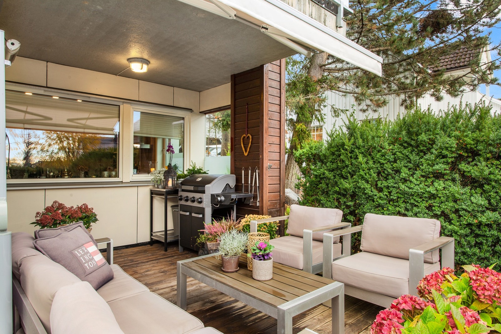 Et hyggelig uteområde som egner seg godt både til rolige hverdager og sosiale sammenkomster. Galleribilde