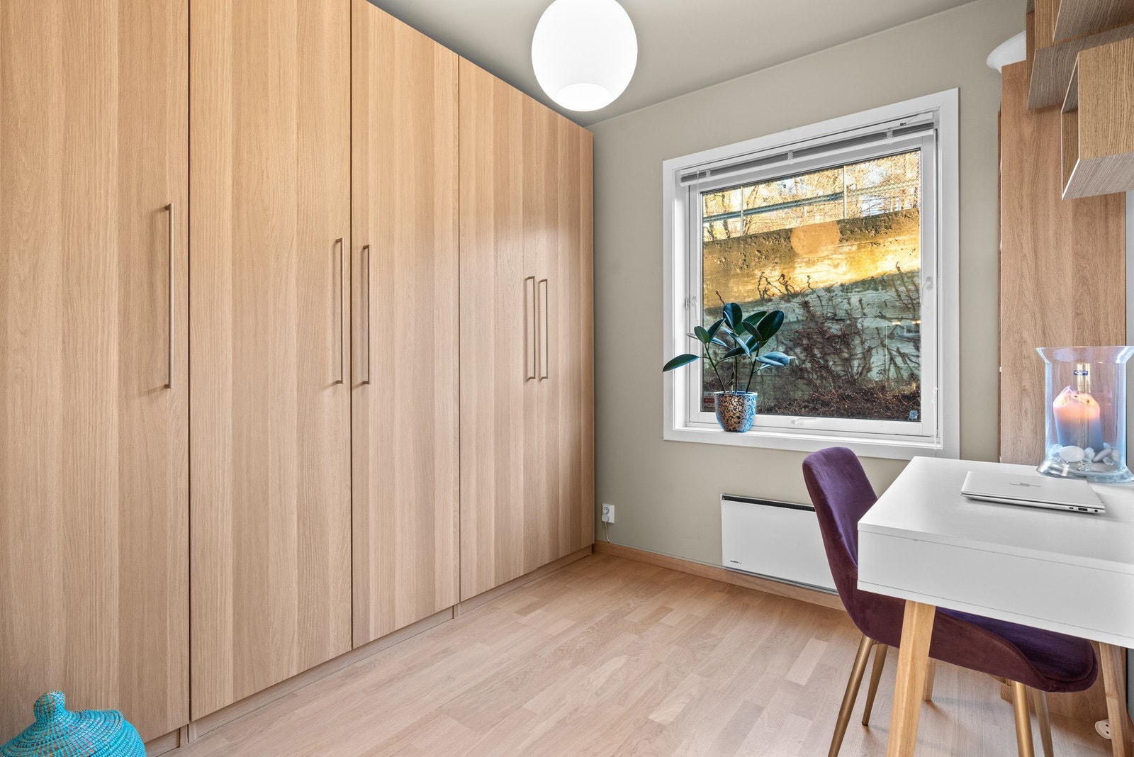 Soverom 2 er også av god størrelse, benyttes i dag som ekstra garderobe og kontor. Galleribilde