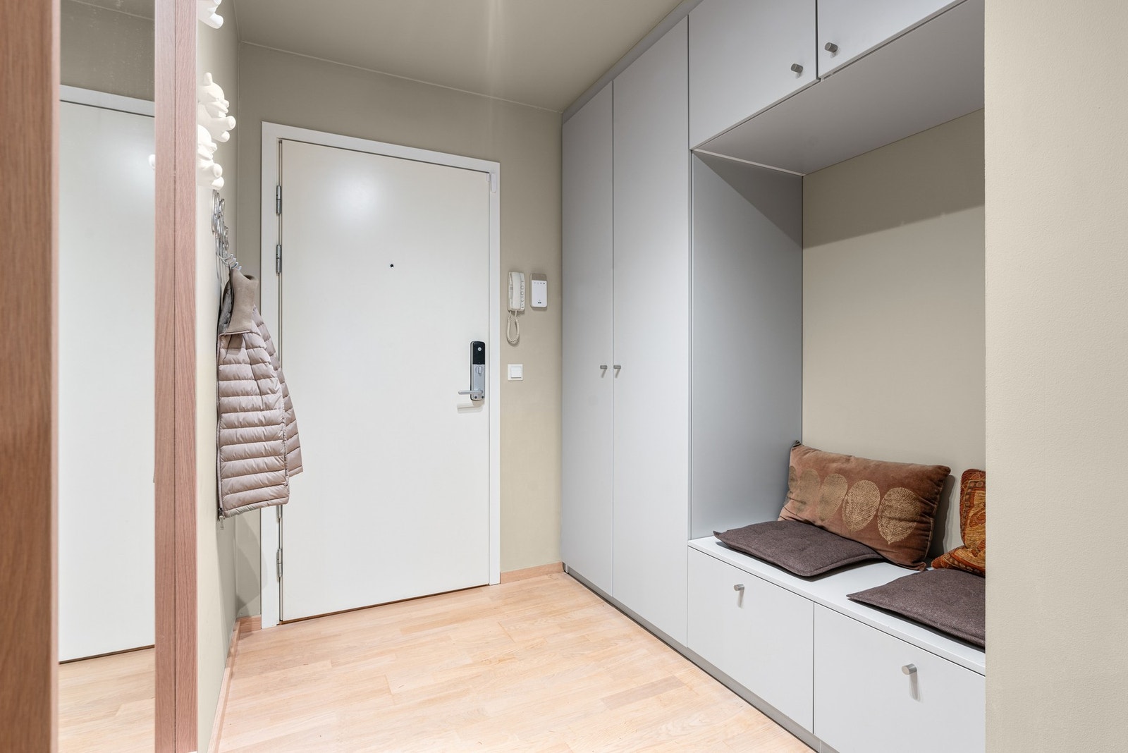 Innbydende entré med flott integrert garderobeløsning. Galleribilde