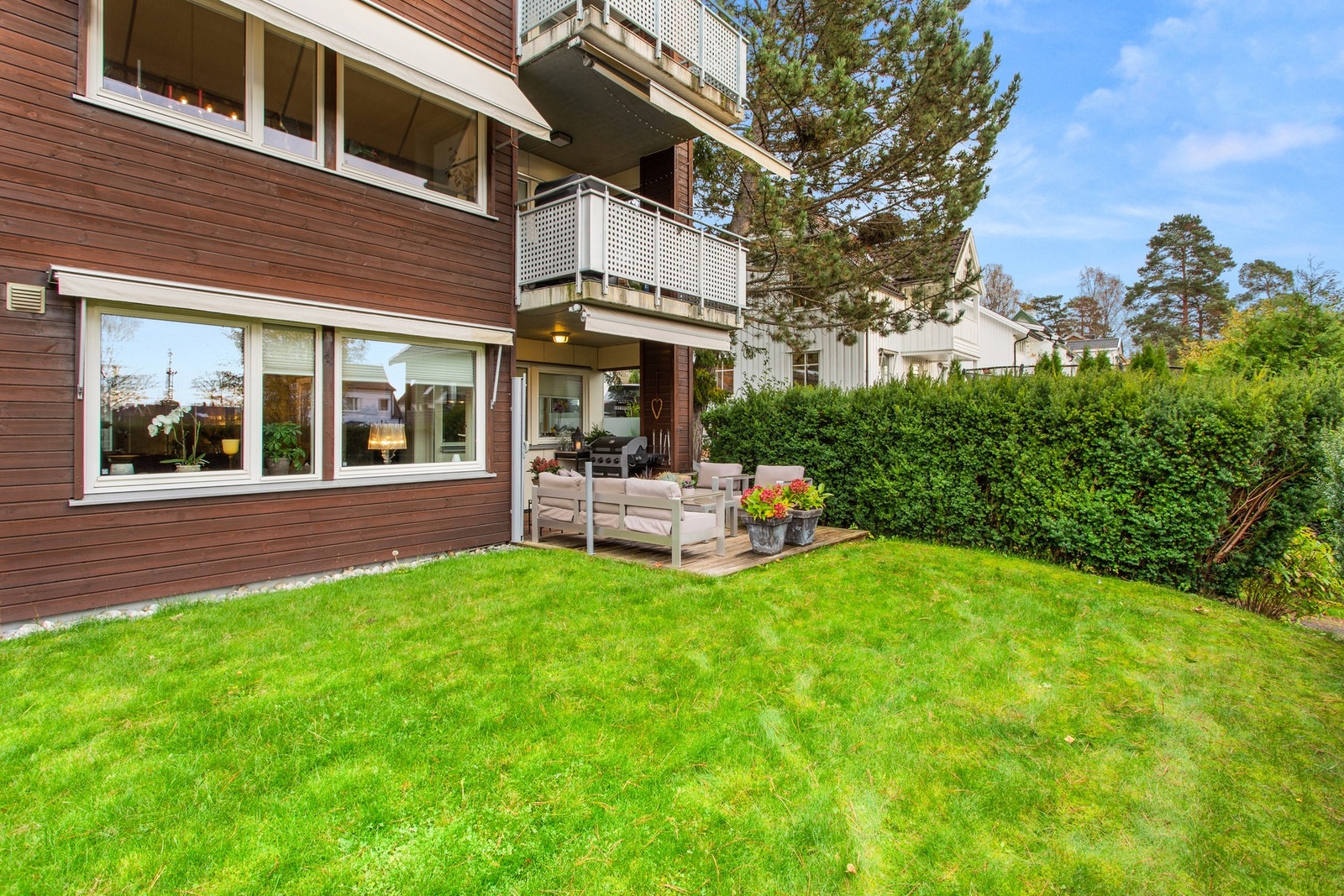 Terrassen byr på gode solforhold og fungerer som en naturlig forlengelse av oppholdsrommet i sommerhalvåret. Galleribilde