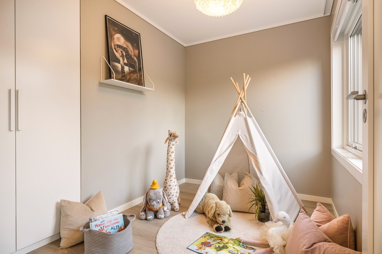 Typisk barnerom. Også her med skapplass. Galleribilde