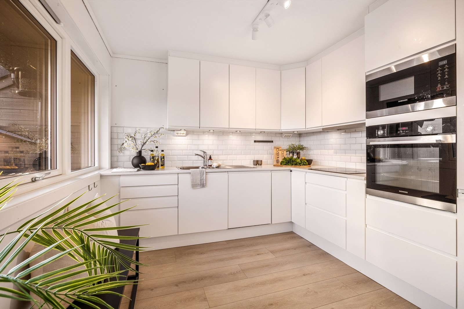 I tillegg har kjøkkenet ventilator og stål oppvaskkum. En pen og gjennomført kjøkkenløsning med gode arbeidsflater. Galleribilde